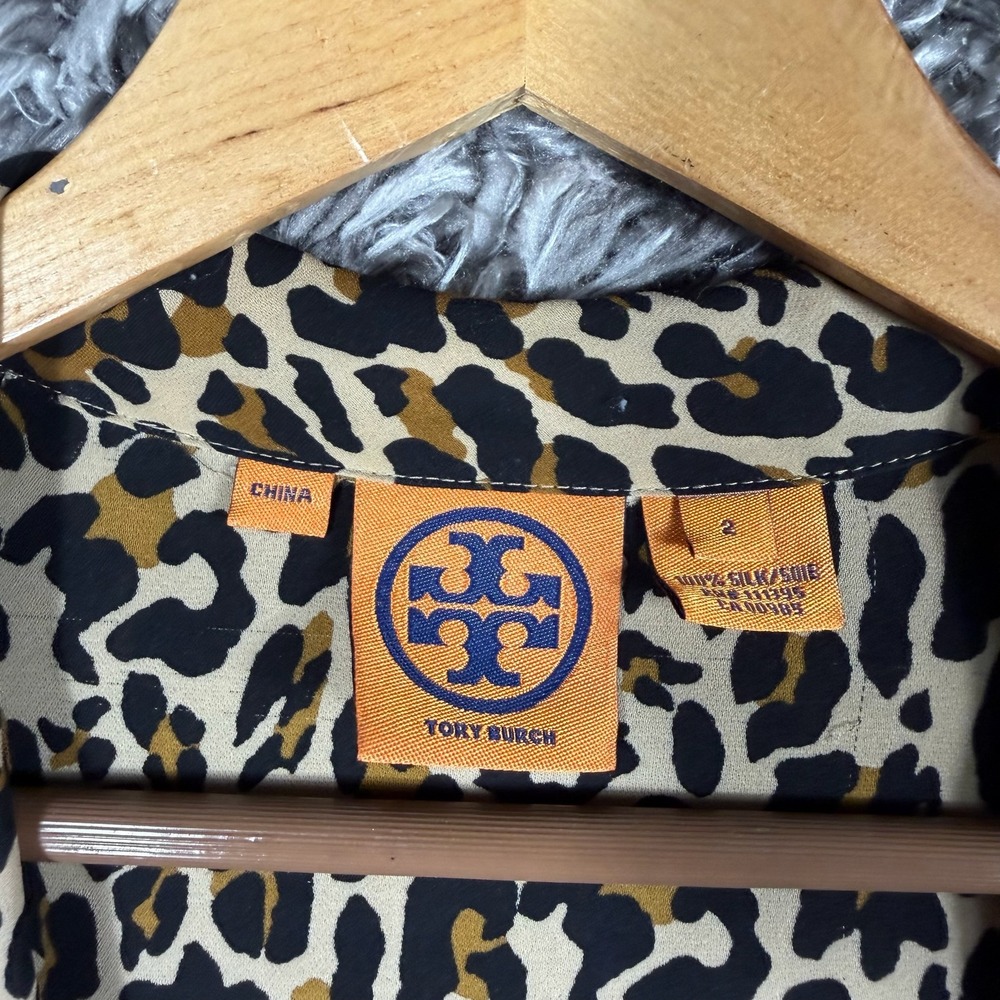 Tory Burch 100% Silk Leopard Print Button Up Blouse Tan Black Size 2 24081158 - Picture 2 of 8
